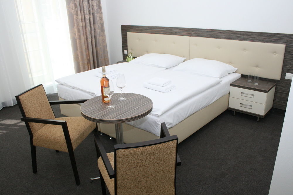 Hotel Malta การ์โลวีวารี ภายนอก รูปภาพ
