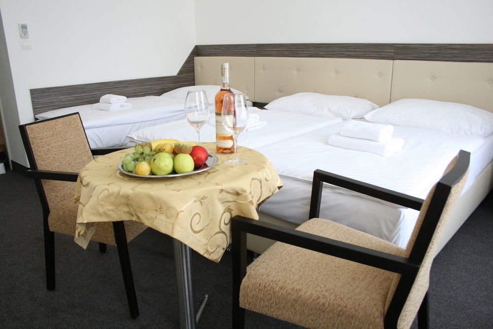 Hotel Malta การ์โลวีวารี ภายนอก รูปภาพ