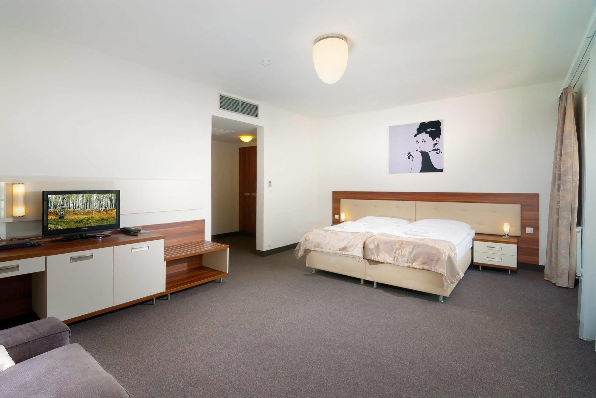 Hotel Malta การ์โลวีวารี ภายนอก รูปภาพ