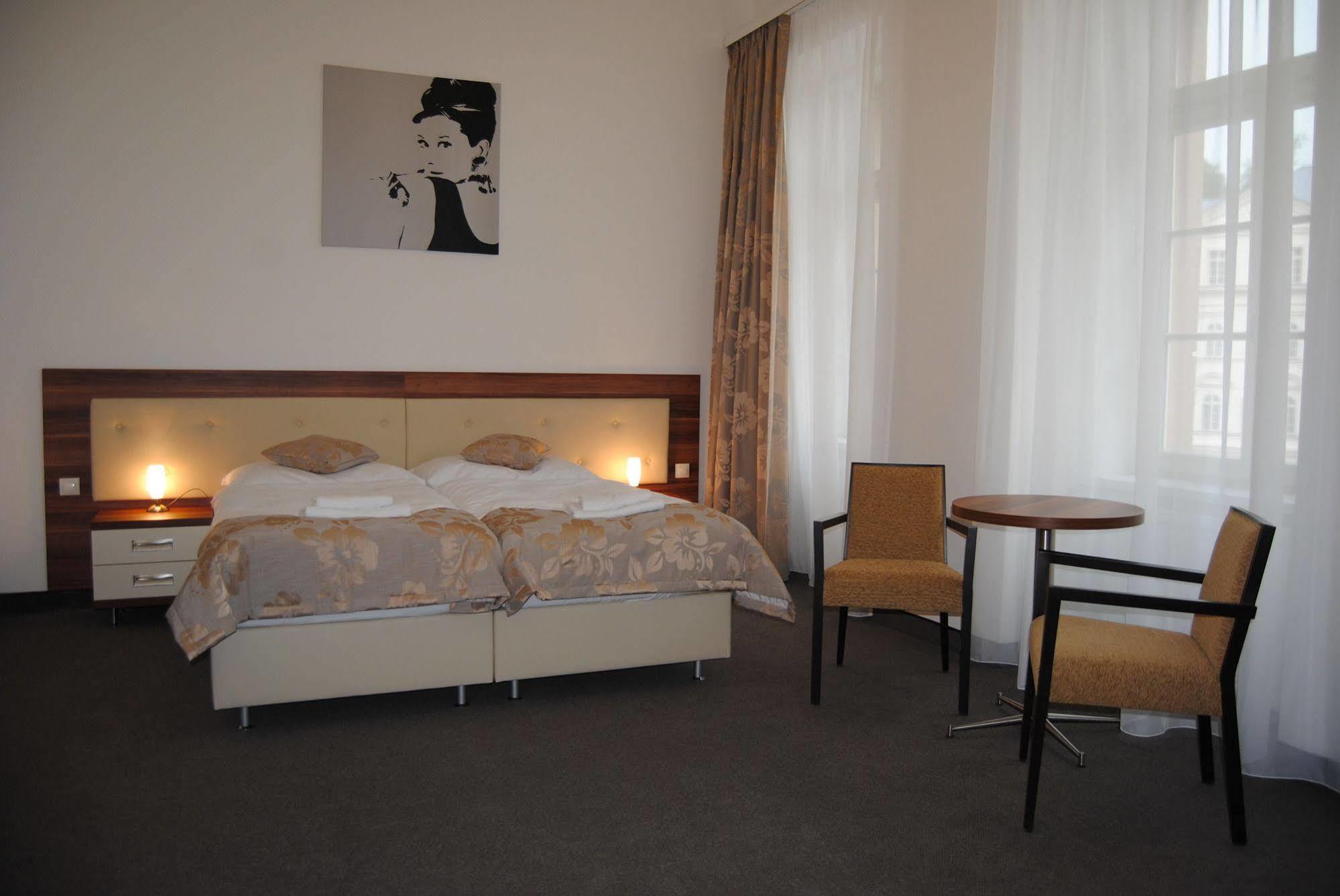 Hotel Malta การ์โลวีวารี ภายนอก รูปภาพ